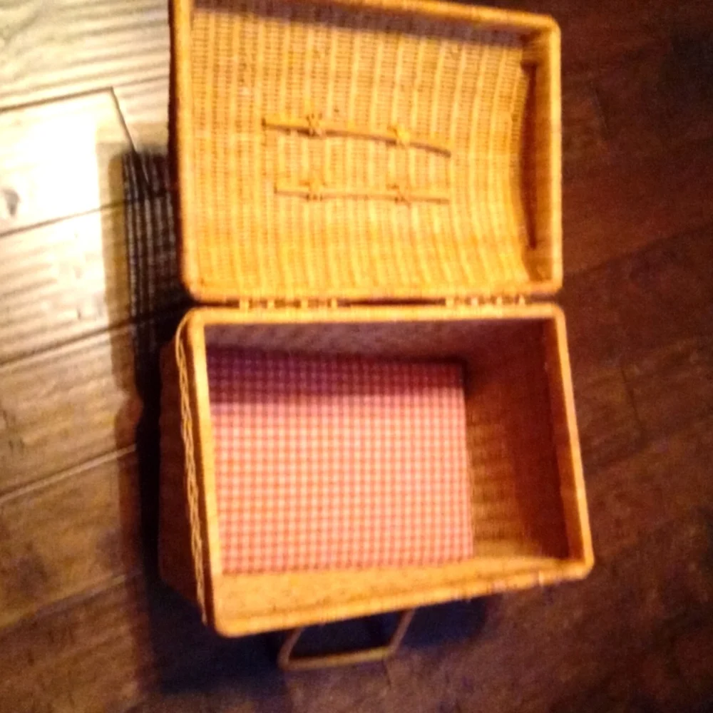 Vintage 1970s Woven Wicker Rattan‎ Picknic Basket